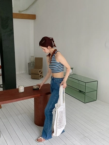 Detalle de un top halter de punto a rayas azules con cuello marrón y estilo corto retro