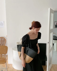 Grande borsa tote intrecciata bicolore nero e paglia naturale con sottile tracolla chic