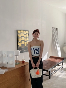 Sac à lunch matelassé à pompons orange avec un haut bandeau blanc graphique Hawaii