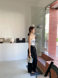 Détail d'un sac cabas tissé décontracté à rayures colorées porté par un mannequin