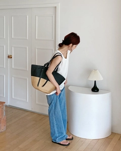 Borsa tote in paglia con motivo a contrasto nero e giallo e cinturini in pelle su modella