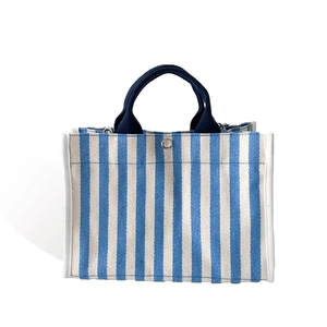 Sac fourre-tout en toile à rayures bleues et blanches avec anses bleu marine et bouton