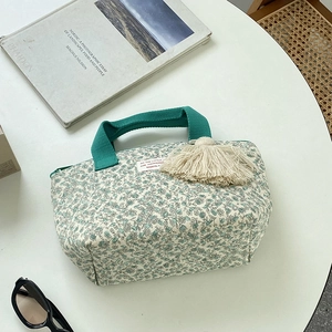 Sac à déjeuner matelassé à fleurs avec poignées en sangle verte et gland décoratif en coton