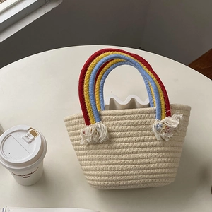 Bolso de paja tejido a mano con asa de arcoíris y borlas blancas para playa verano