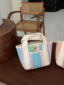 Détail du sac cabas tissé coloré avec poignées en toile et poche extérieure pratique
