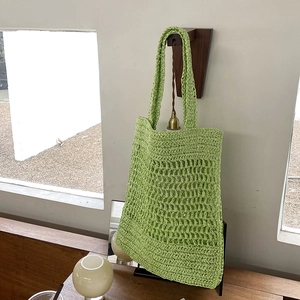 Bolso tote de ganchillo verde con diseño calado de malla y correas largas