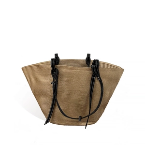 Grande borsa tote in paglia intrecciata con manici in finta pelle nera e cuciture bianche