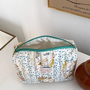 Detail of quilted cotton cosmetic bag with star prints and green zipper contrast