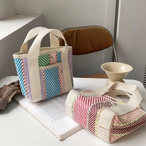 Sacs cabas tissés chics à rayures colorées avec anses en tissu, décor élégant