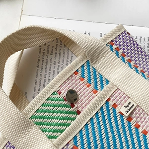 Sac fourre-tout tissé à rayures colorées avec anses en toile et fermeture à bouton-pression