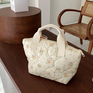 Sac à déjeuner matelassé à fleurs crème avec fermetures éclair et poignées