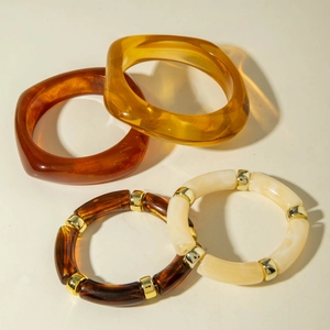 Retro resin bangle set featuring tortoiseshell patterns and geometric elastic bead bracelets