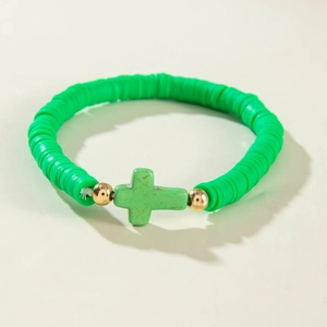 Bracelet bohème élastique avec perles heishi vertes et pendentif croix centrale stylé