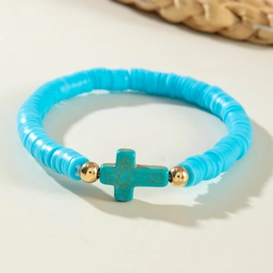 Bracelet extensible bohème en perles heishi bleu ciel avec croix turquoise et or