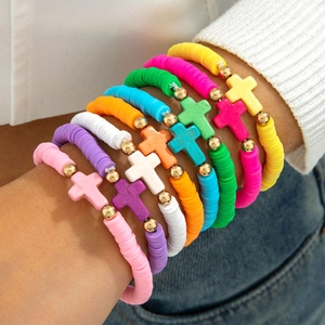 Bracelet En Perles De Heishi En Pâte Polymère Colorée Bohème Pendentif Croix Perles En Métal Doré Pour Femmes Unisexe