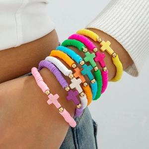 Bracelets extensibles bohèmes en perles Heishi colorées avec croix en lot de huit