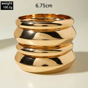 Détails de bracelets punk dorés épais montrant un poids de 100,2g et une taille de 6,75cm