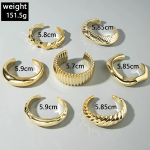 Vue détaillée du lot de 7 bracelets punk dorés avec indications de taille et de poids