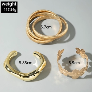 Vue détaillée d'un ensemble de trois bracelets dorés avec indications de poids et taille