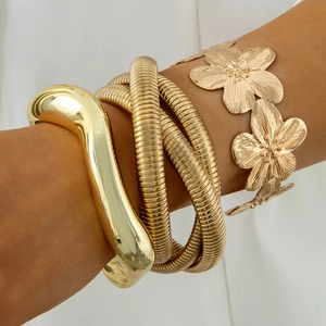 Détails du lot de trois bracelets dorés punk avec motifs floraux et spirales texturées