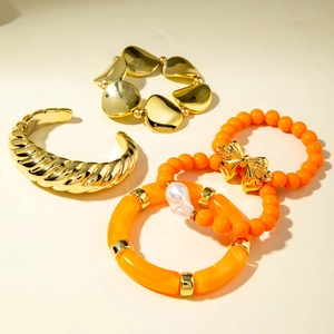 Ensemble de 4 bracelets dorés avec nœud papillon, manchette torsadée et perles