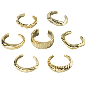 Lot de 7 boucles d'oreilles ear cuff dorées au design punk géométrique minimaliste