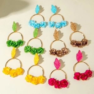 Orecchini a fiore in rafia colorata stile bohémien in blu verde giallo marrone e rosa