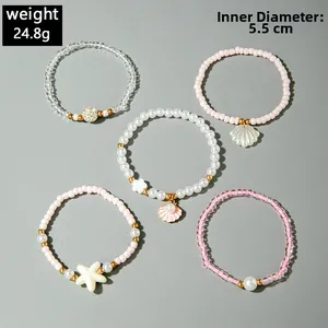 Détail du lot de 5 bracelets en perles roses avec breloques étoile de mer et coquillage