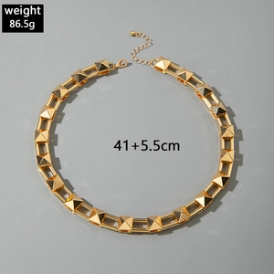 Detail of gold studded choker necklace with 86.5g weight and 41+5.5cm length dimensions
