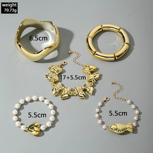 Ensemble détaillé de 5 bracelets dorés et perles avec pendentifs nœud et cœur