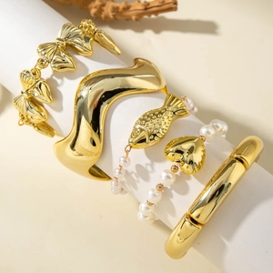 Ensemble de bracelets dorés avec nœud papillon, perles et breloques cœur