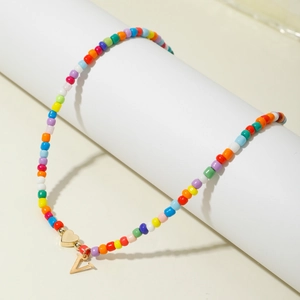 Collier bohème en perles colorées avec pendentif coeur doré et lettre A sur support