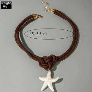 Vue détaillée du collier en corde tressée marron avec pendentif étoile de mer blanche