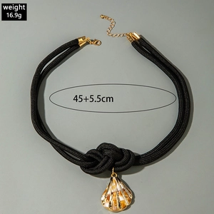 Détail du collier en corde tressée avec pendentif coquille dorée et mesures