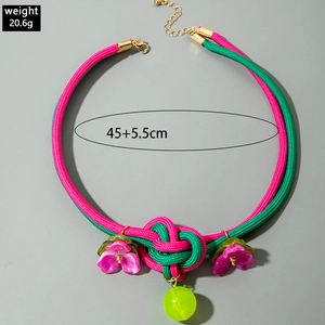 Détail du collier en corde tressée avec fleurs mauves et perle verte, poids 20,6 g