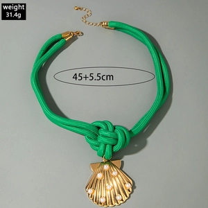 Détail du collier en corde verte avec pendentif coquille dorée et perles, 45 cm