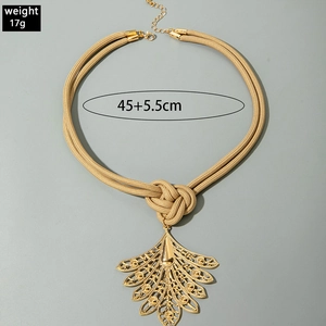Détails du collier pendentif feuille avec poids 17g et chaîne d'extension 45cm plus 5.5cm