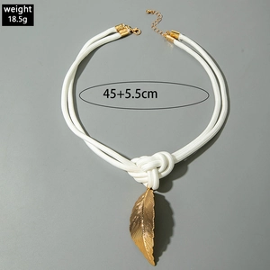 Détail du collier tressé blanc avec pendentif feuille dorée et chaîne de 45cm plus 5,5cm