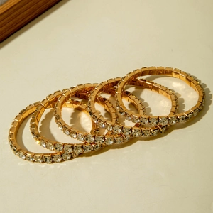5-teiliges Set goldene Stretch-Armbänder mit quadratischen Strasssteinen im Set