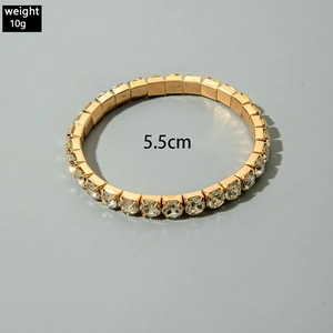 Details eines goldenen Stretch-Armbands mit Strasssteinen und 5,5 cm Durchmesser-Skala