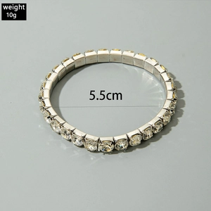 Detailansicht eines elastischen Kristallarmbands mit 5,5 cm Durchmesser und 10g Gewicht