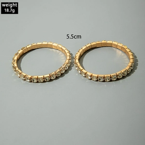 Details von zwei vergoldeten quadratischen Armbändern mit 18,7g Gewicht und 5,5cm