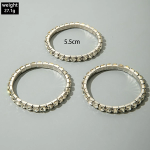 Detailansicht von drei silbernen Strass-Tennisarmbändern mit Gewichts- und Größenangaben