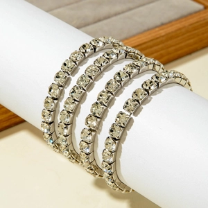 Detail von funkelnden silbernen Tennisarmbändern mit Kristallen auf weißem Display