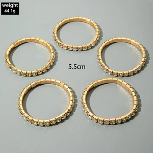 Detailansicht der 5,5cm elastischen Kristallarmbänder mit Strasssteinen auf Goldbasis