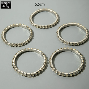 Detailansicht von fünf silbernen Stretch-Armbändern mit 5,5 cm Durchmesser und 44,1 g Gewicht