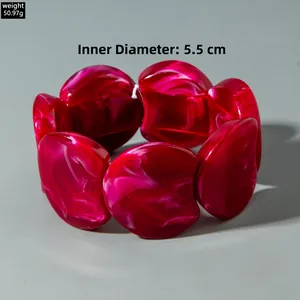 Detail of red and white marble resin bracelet, 50.97g weight and 5.5cm inner diameter