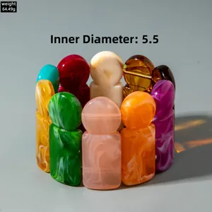 Detail of colorful acrylic beaded bracelet with 64.49g weight and 5.5cm inner diameter
