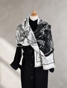 Detalle de chal tipo cachemira con estampado jacquard de fauna africana en blanco y negro