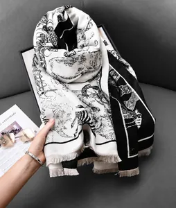 Detalle de bufanda de punto con estampado de cebra y flecos en cuero elegante